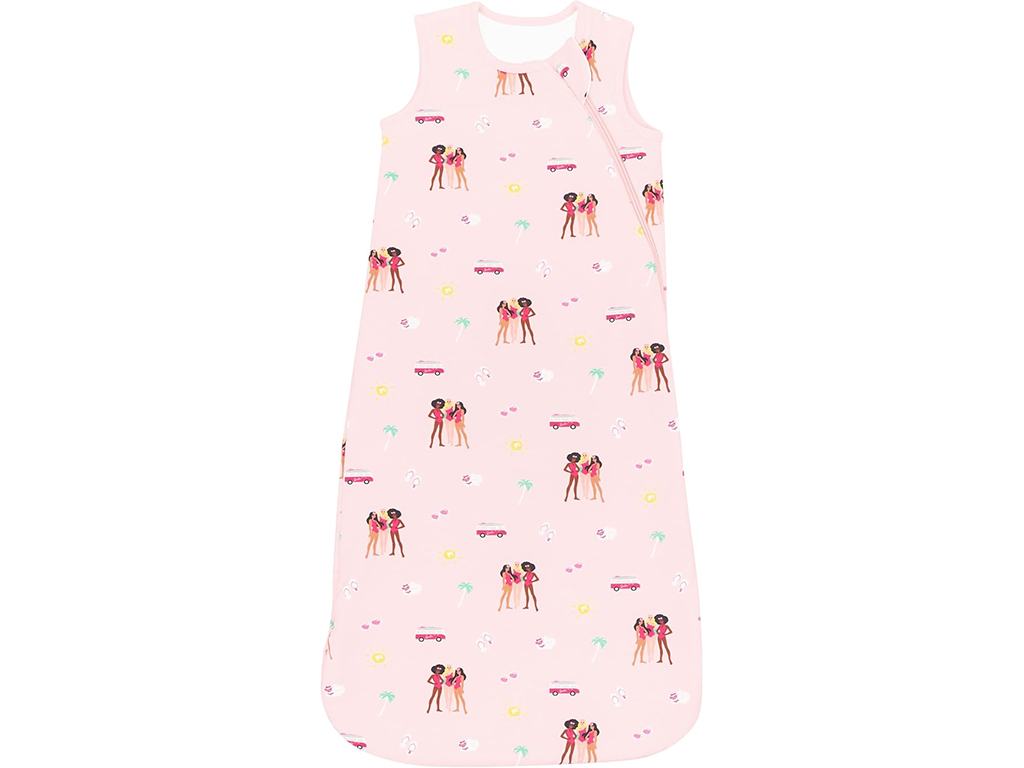This sleeping bag for baby features a soft pink base with cute girl character prints and playful elements such as sunshine, trees, and small vehicles. The sleeveless design and smooth side zipper make this baby sleeping bag tog easy to use. Made from 100% cotton, it is breathable, absorbent, and soft without irritating delicate baby skin. OEM & ODM and customized services are supported, with production able to meet OEKO-TEX and GOTS standards.