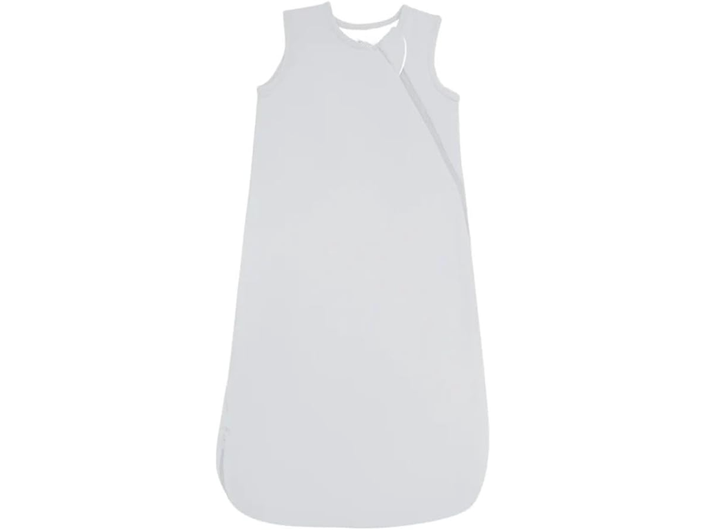 In a calm light grey shade, this sleeping bag for baby offers a simple and versatile appearance. The sleeveless cut and smooth zipper design make this baby sleeping bag tog easy to wear and remove. Made from 100% cotton, it is breathable, soft, and comfortable for delicate skin. OEM, ODM, and flexible customization options are available, with production aligned to OEKO-TEX and GOTS standards.