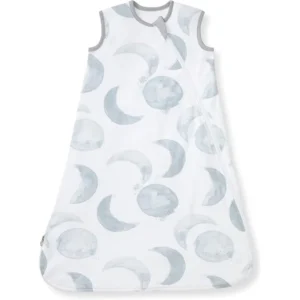 Artistic watercolor moons and planets on a purely handcrafted 100% organic cotton base define this sleeping bag for baby, which is guaranteed to pass GOTS and OEKO-TEX safety tests. We provide professional OEM, ODM, and Customized services.