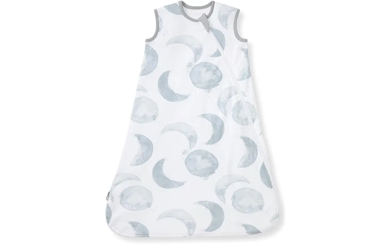 Artistic watercolor moons and planets on a purely handcrafted 100% organic cotton base define this sleeping bag for baby, which is guaranteed to pass GOTS and OEKO-TEX safety tests. We provide professional OEM, ODM, and Customized services.