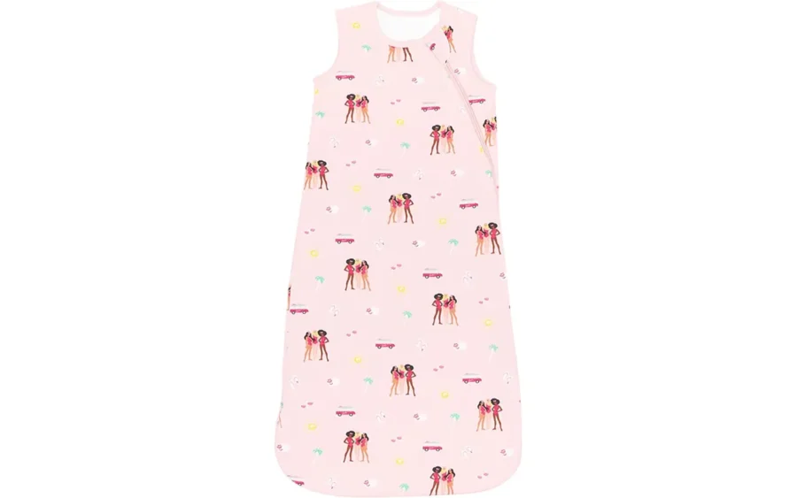 This sleeping bag for baby features a soft pink base with cute girl character prints and playful elements such as sunshine, trees, and small vehicles. The sleeveless design and smooth side zipper make this baby sleeping bag tog easy to use. Made from 100% cotton, it is breathable, absorbent, and soft without irritating delicate baby skin. OEM & ODM and customized services are supported, with production able to meet OEKO-TEX and GOTS standards.