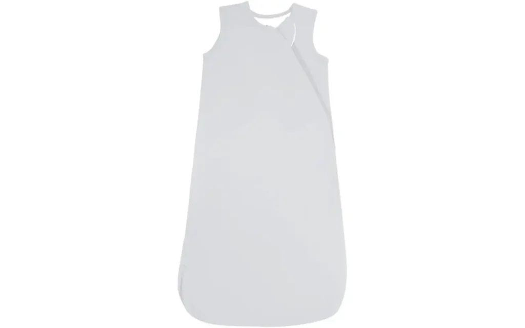 In a calm light grey shade, this sleeping bag for baby offers a simple and versatile appearance. The sleeveless cut and smooth zipper design make this baby sleeping bag tog easy to wear and remove. Made from 100% cotton, it is breathable, soft, and comfortable for delicate skin. OEM, ODM, and flexible customization options are available, with production aligned to OEKO-TEX and GOTS standards.