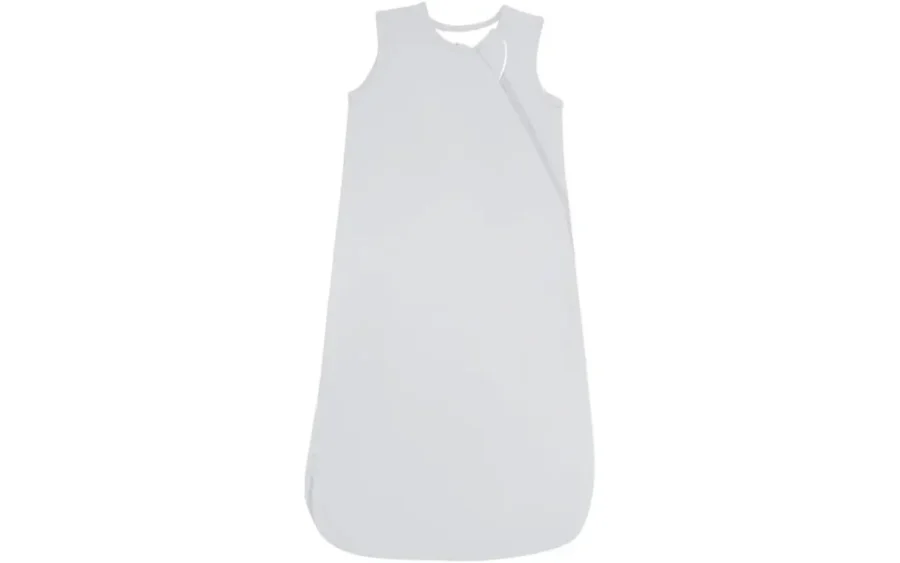 In a calm light grey shade, this sleeping bag for baby offers a simple and versatile appearance. The sleeveless cut and smooth zipper design make this baby sleeping bag tog easy to wear and remove. Made from 100% cotton, it is breathable, soft, and comfortable for delicate skin. OEM, ODM, and flexible customization options are available, with production aligned to OEKO-TEX and GOTS standards.