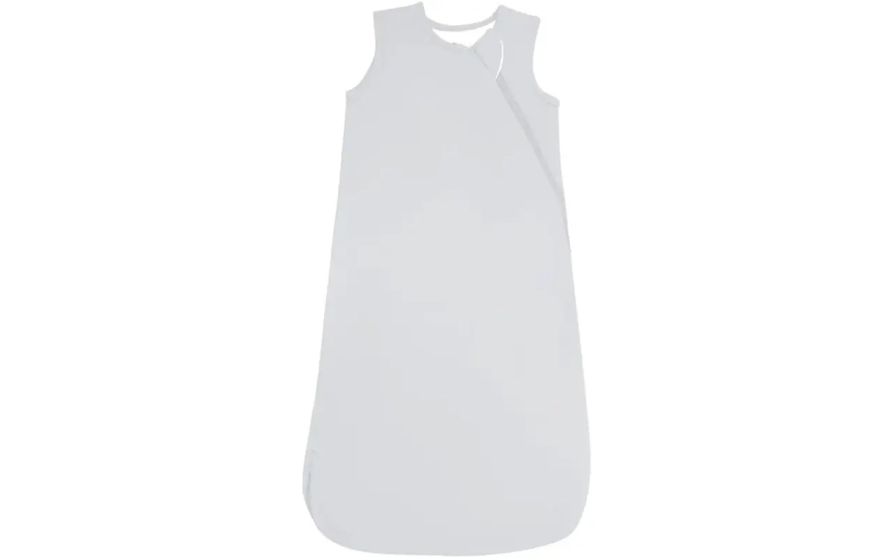 In a calm light grey shade, this sleeping bag for baby offers a simple and versatile appearance. The sleeveless cut and smooth zipper design make this baby sleeping bag tog easy to wear and remove. Made from 100% cotton, it is breathable, soft, and comfortable for delicate skin. OEM, ODM, and flexible customization options are available, with production aligned to OEKO-TEX and GOTS standards.