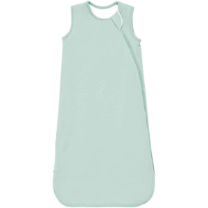 A fresh light green tone brings a soft and natural feeling to this sleeping bag for baby. The sleeveless structure with a smooth zipper ensures convenience, making this baby sleeping bag tog easy to use. Made from 100% cotton, it is breathable, absorbent, and gentle on baby skin. OEM and customization services are available, with production following OEKO-TEX and GOTS standards.