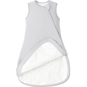 Minimalist Cloud Grey tones meet purely handcrafted 100% cotton in a sleeping bag for baby designed for high absorbency and softness. OEM, ODM, and Customized services are available, with production guaranteed to pass GOTS and OEKO-TEX safety tests.