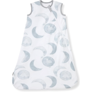 Artistic watercolor moons and planets on a purely handcrafted 100% organic cotton base define this sleeping bag for baby, which is guaranteed to pass GOTS and OEKO-TEX safety tests. We provide professional OEM, ODM, and Customized services.