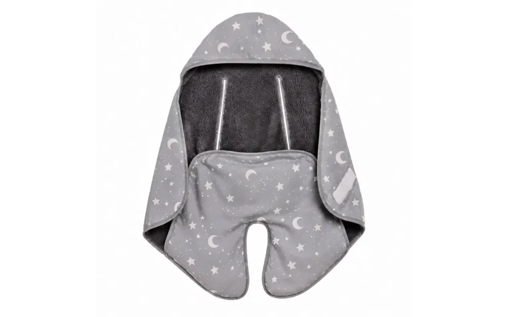This wrap-style blanket for baby highlights a full grey exterior with charming star and moon prints, creating a clean and playful look. The ergonomic leg opening and safety belt slot design ensure easy wrapping and secure positioning. Soft, breathable, and absorbent, it functions as a practical crochet baby blanket for everyday outings.