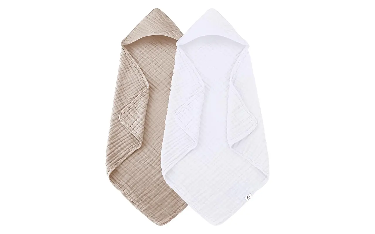 Minimalist 100% cotton swaddles in Sand and Optic White. Highly absorbent and soft for total skin protection. Guaranteed capable of passing 2026 OEKO-TEX & GOTS certifications with full OEM/ODM support.