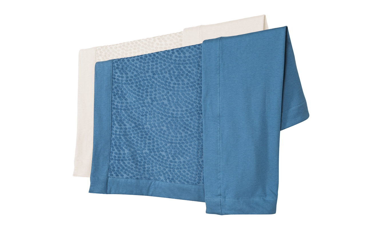 Schnee Organic Pure Blanket is available in a refined palette featuring Prussian Blue and Creamy White. This 100% organic cotton essential serves as a high-performance blanket for baby, providing a textured crochet baby blanket aesthetic with a formal guarantee to pass 2026 OEKO-TEX & GOTS protocols. Direct OEM, ODM, and customized services are provided.