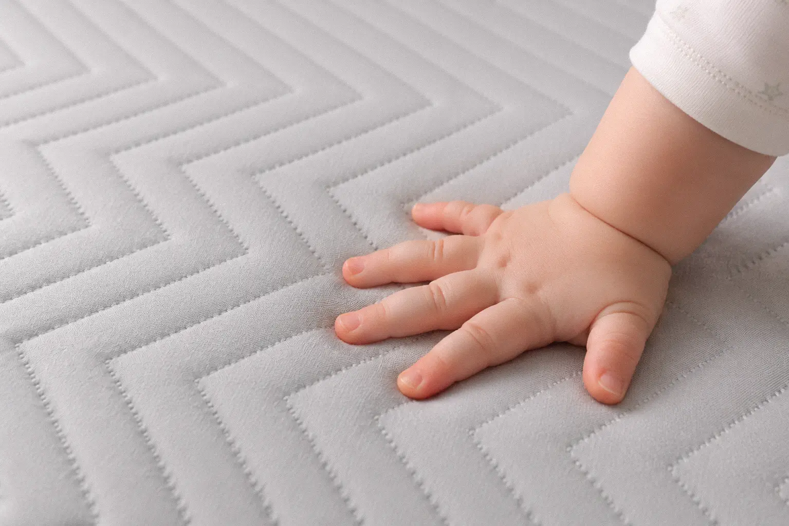 Our Seamless Quality focus prioritizes skin-safe tactile comfort. Our ultra-soft textured mat contains no abrasive stitched rows, protecting vulnerable infant hands and knees during active crawling.