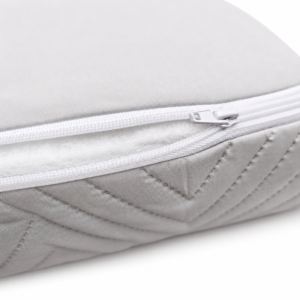 The integrated outer cover features a smooth nylon side zipper for quick access to the inner core. Inside, the dense polyurethane foam core directly provides firm body support for babies to prevent sagging.