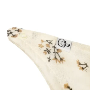 The branded label showcases professional product identity. As an established Chinese baby textile factory, we provide complete OEM/ODM solutions including custom label design and production. This baby bibs combines functional design with premium adjustable snaps—the ideal choice for high-end retail brands.