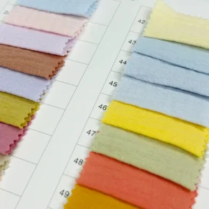 Our premium gauze fabric swatch book displays an extensive array of pastel and vibrant hues processed through safe reactive dyeing methods. Operating as a large-scale baby textile factory in China, we maintain excellent batch-to-batch colorfastness to ensure all materials remain perfectly safe for sensitive infant skin.