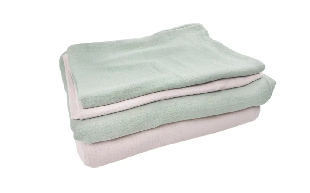 Muslin cotton two-color two-piece set angled view display showcases soft blush pink and sage green side-by-side. Without pillow and quilt cores multi-perspective display of product design and color matching. We provide professional OEM customization supporting multi-color combination, size customization, and comprehensive optimization comprehensive services.