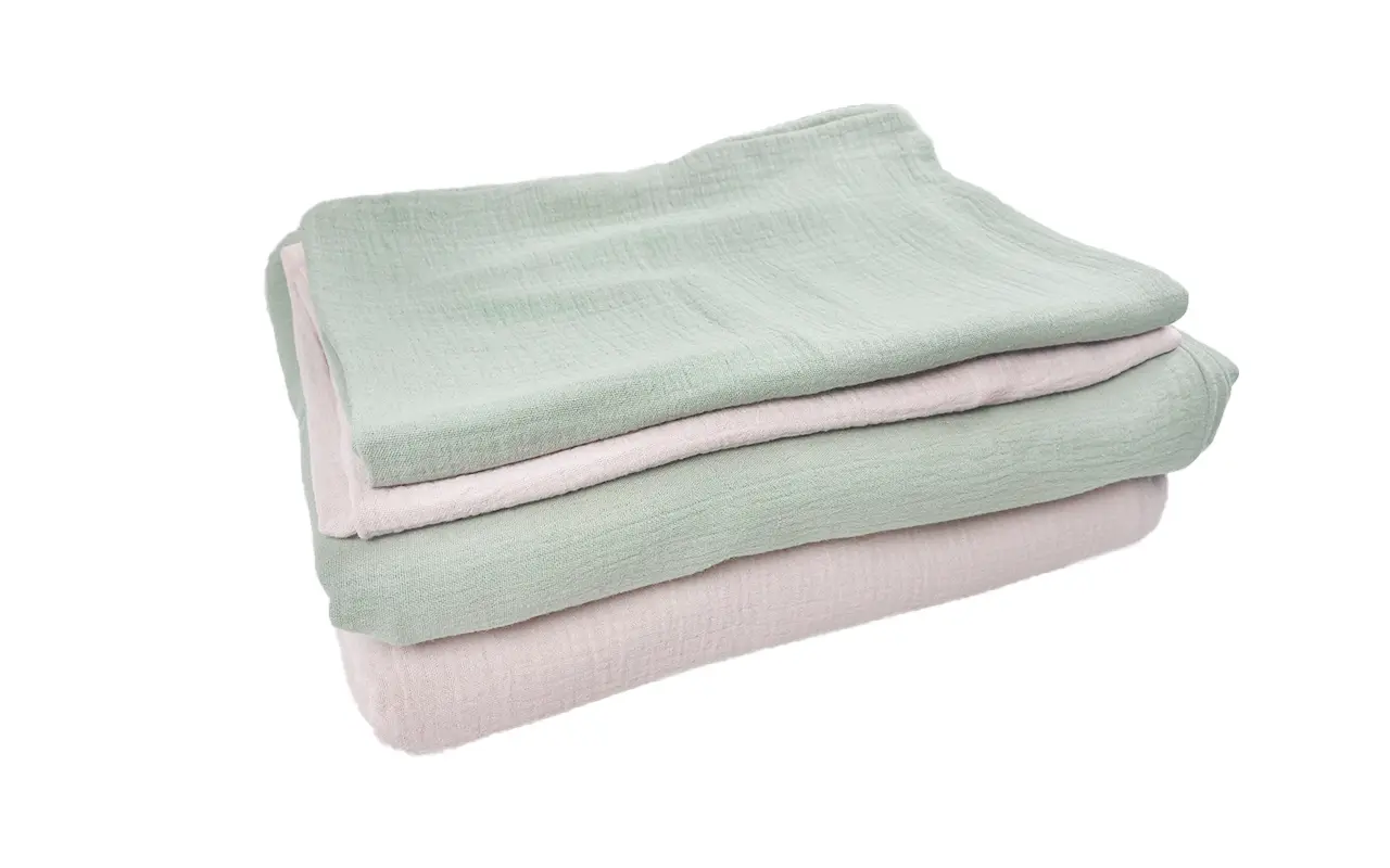 Muslin cotton two-color two-piece set angled view display showcases soft blush pink and sage green side-by-side. Without pillow and quilt cores multi-perspective display of product design and color matching. We provide professional OEM customization supporting multi-color combination, size customization, and comprehensive optimization comprehensive services.