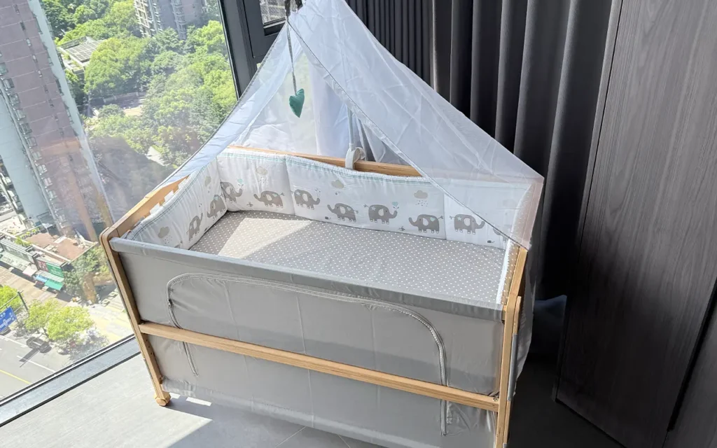 Inorange Baby's complete four-piece crib set transforms ordinary nurseries into dreamy sanctuaries. This integrated collection features coordinated bumper pads, canopy, bedding, and accessories designed for modern families seeking aesthetic appeal and proven safety.