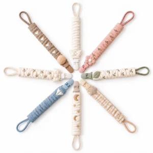 Our cotton baby pacifier clips form a radial display, highlighting consistent strap length, end loops, PU plastic clips and coordinated decorative motifs in eight styles. Inorange Baby offers OEM/ODM.